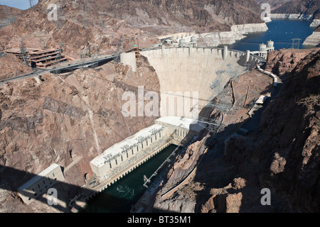 Blick auf historische Hoover Dam von der neu eröffneten Bypass-Autobahnbrücke. Stockfoto