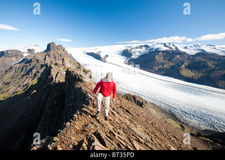 Ein Bergsteiger auf dem Gipfel des Kristinartindar oben Skaftafellsjökull in Skaftafell-Nationalpark, Island Stockfoto