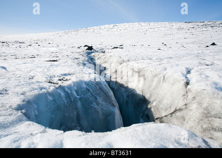 Ein Moulin oder Schmelzwasser Spüle Loch auf dem Langjökull-Gletscher, die aufgrund des Klimawandels schnell Rückzug ist. Stockfoto