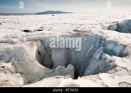 Ein Moulin oder Schmelzwasser Spüle Loch auf dem Langjökull-Gletscher, die aufgrund des Klimawandels schnell Rückzug ist. Stockfoto