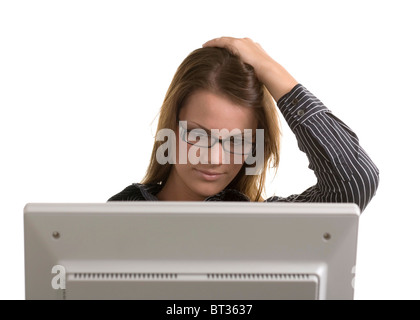 Eine junge Büroangestellte Probleme mit ihrem System und bekommen Kopfschmerzen. Stockfoto