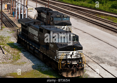 Zwei Norfolk Southern #9087 & #8919 GE D9-40CW-Lokomotiven (Zug Motoren) sitzen in der Dickinson, WV Rangierbahnhofs nach tanken. Stockfoto