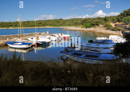 Kleiner Hafen mit vertäuten Fischerbooten, Insel Silba, Kroatien Stockfoto