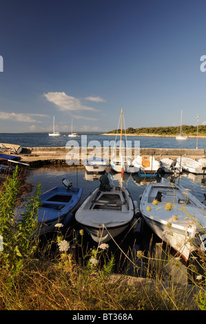 Kleiner Hafen mit vertäuten Fischerbooten, Insel Silba, Kroatien Stockfoto