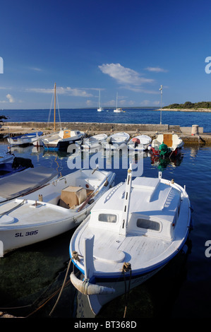 Kleiner Hafen mit vertäuten Fischerbooten, Insel Silba, Kroatien Stockfoto