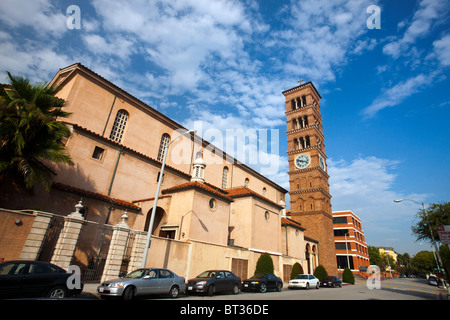 Street View von der Außenseite des Saint Andrew Catholic Church, Pasadena, California, Vereinigte Staaten von Amerika Stockfoto