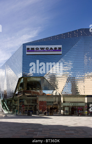 Poliertem Edelstahl gefliest Verkleidung auf das Vorzeigekino über Geschäfte im Einkaufszentrum Highcross Leicester. Stockfoto