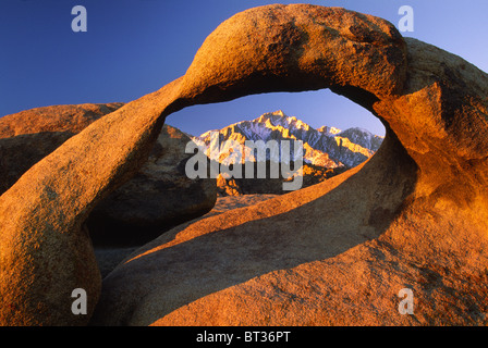 Granit-Bogen im kalifornischen Alabama Hills mit die Sierra Nevada in der Ferne Stockfoto