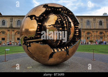 "Kugel in Sphäre" Skulptur von Arnaldo Pomodoro in den Vatikanischen Museen (Italienisch: Musei Vaticani) Stockfoto