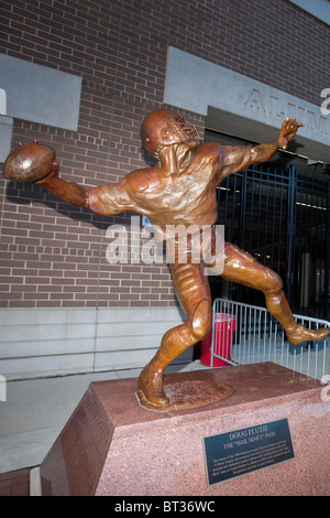 Statue zum Gedenken an das Spiel gewinnen Ave Maria übergeben von Doug Flutie gegen die Miami Hurricanes außerhalb Alumni Stadium Stockfoto