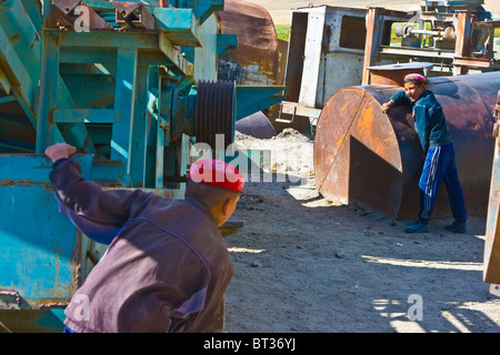 Jungs spielen verstecken n suchen um verrostete Geräte in Bulunkul, Pamir, Tadschikistan Stockfoto