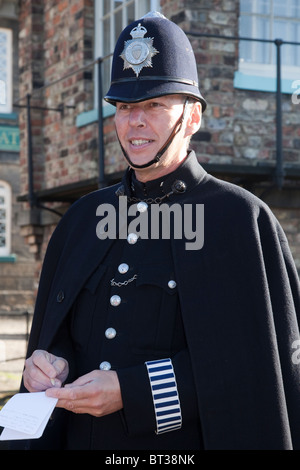 Uniformierte Bobby aus dem Zweiten Weltkrieg. Kostümierter Re-enactor   1940s 40s, vierziger britischer Polizist in Uniform am Pickering Kriegswochenende, 2010, Großbritannien Stockfoto