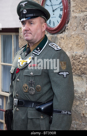 Die deutsche Militärpolizei kostümierte Re-enactor   Uniformierter Soldat aus dem 2. Weltkrieg. Militäruniform am Pickering-Kriegswochenende, Oktober 2010, Yorkshire, Großbritannien Stockfoto