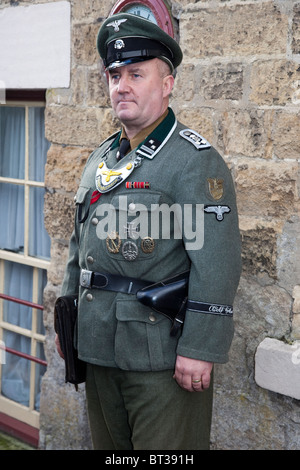 Die deutsche Militärpolizei kostümierte Re-enactor   Uniformierter Soldat aus dem 2. Weltkrieg. Militäruniform am Pickering-Kriegswochenende, Oktober 2010, Yorkshire, Großbritannien Stockfoto