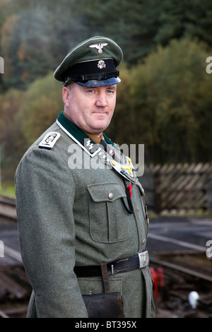 Die deutsche Militärpolizei kostümierte Re-enactor   Uniformierter Soldat aus dem 2. Weltkrieg. Militäruniform am Pickering-Kriegswochenende, Oktober 2010, Yorkshire, Großbritannien Stockfoto