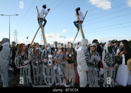 Demonstranten aus Crude Awakening blockade die Zufahrtsstraßen zu Shell Raffinerie in Stanford Essex Stockfoto