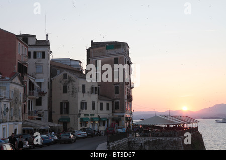 Malerische Aussicht auf den Sonnenuntergang von Korfu Altstadt in Richtung der Insel Korfu, Griechenland Stockfoto