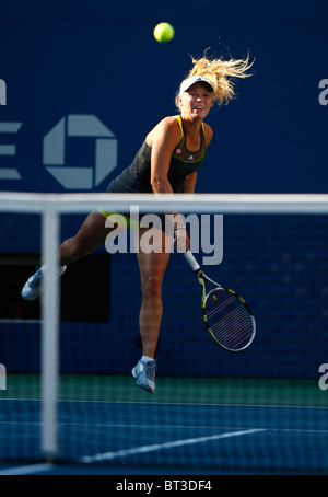 Caroline Wozniacki aus Dänemark in Aktion bei den US Open 2010 Stockfoto