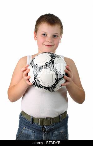 Kleinen lächelnden jungen halten Fußball vor sich isoliert auf weiss Stockfoto