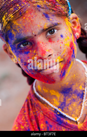 Junge Inderin mit Farbpulver Pigment bedeckt Stockfoto