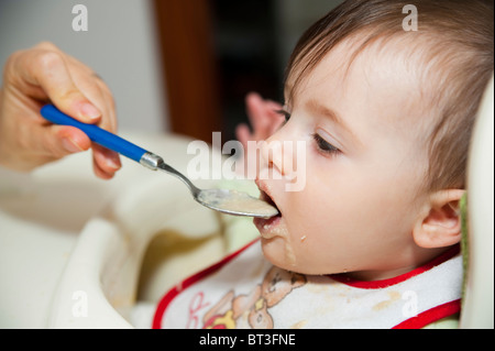 Baby mit dem Löffel gefüttert werden Stockfoto