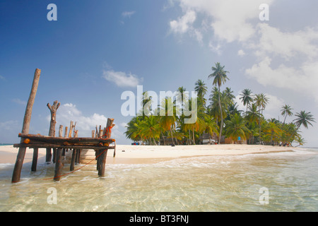 Insel in den San Blas Inseln mit Steg und Kokosnuss Palmen Kuna Stockfoto