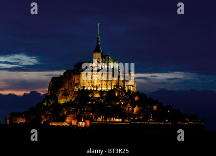 Frankreich, Normandie: Le Mont Saint-Michel bei Nacht Stockfoto