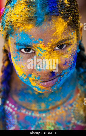 Junge indische Mädchen in farbigen Pulver pigment bedeckt. Indien Stockfoto