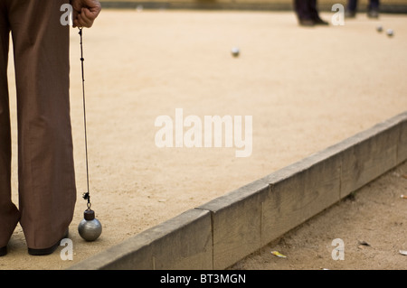 Männer spielen Petanca neben La Sagrada Familia, Barcelona. Stockfoto