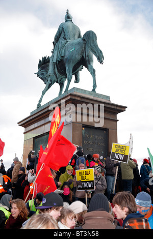 Demonstranten rund um das Reiterstandbild vor dem Parlament während der UN-Klimakonferenz 12. Dezember 2009 Stockfoto