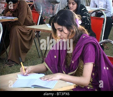 Studenten lösen Papiere während Einstufungstest für die Zulassung im ersten Jahr "MBBS' in Chandka Medical College (CMC) bei PTS Grou statt Stockfoto