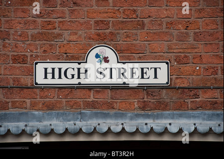 Straßenschild an einer Ziegelwand in einer englischen Stadt befestigt. Stockfoto