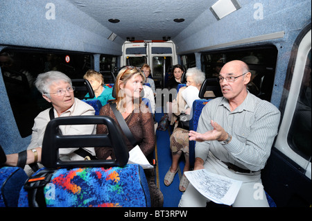 Die Tirley Gemeinschaft "Jillywood" Bustour - Tour Guide Derrick Schwan (rechts) Stockfoto