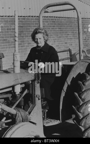 Margaret Thatcher fahren einen Traktor auf dem Hof ihrer Schwester. Aus den Archiven von Presse Portrait Service (ehemals Presse Portrait Bureau) Stockfoto