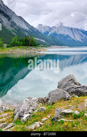 Berge im Medicine Lake im Jasper Nationalpark, Kanada Stockfoto