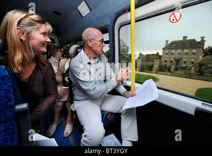 Die Tirley Gemeinschaft "Jillywood" Bustour - Tour Guide Derrick Schwan (rechts) weist darauf hin Nether Lypiatt Manor ehemalige Heimat von Princ Stockfoto