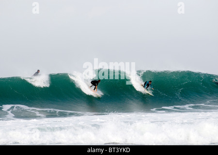 Surfer Surfen Surf surft Welle Wellen Reiten Reiten Meer Board Surfbrett Wellenreiten Alantic Rollen große Walze von fuerteventura Stockfoto