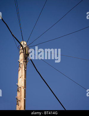 British Telecom Telegrafenmast für obenliegende Telefonleitungen verwendet. Stockfoto