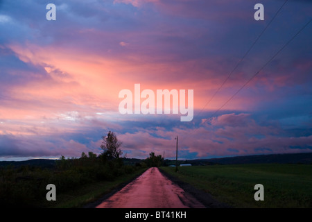 Straße verläuft in Sonnenuntergang, Bauernhof Land, Mohawk Valley, Herkimer County, New York State Stockfoto