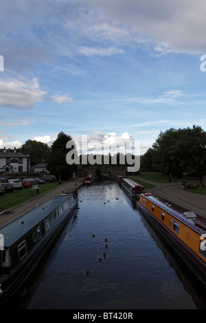 Lastkähne festgemacht für die Nacht in Pontcysylte auf die Shropshire Union Canal im Bereich wunderbar malerische Nord Wales. Stockfoto