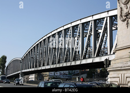 Paris, Pont Saint-Ange mit u-Bahnlinie 2 Stockfoto