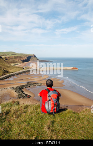 Blick über Skinningrove Beach und Cattersty Sands Beach (am weitesten über Pier). North Yorkshire, England, UK Stockfoto