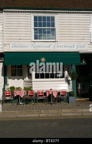 Leere Tische und Stühle im Freien ein italienisches Café und Restaurant Cranbrook Kent England Stockfoto