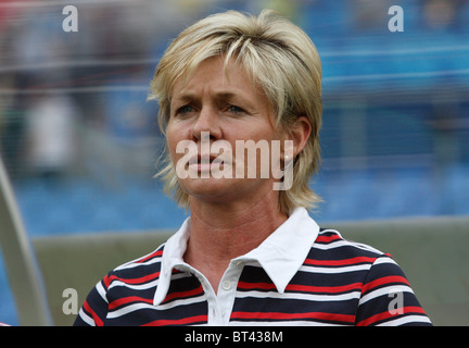 Deutschland head Coach Silvia Neid auf die Bank vor einem Olympischen Spiele in Peking Frauen Fussball Turnier Spiel gegen Nigeria. Stockfoto