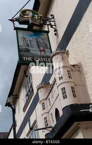 Traditionelles Pub-Schild, das vor einem öffentlichen Haus namens The Castle in einer Stadt in England hängt. Stockfoto