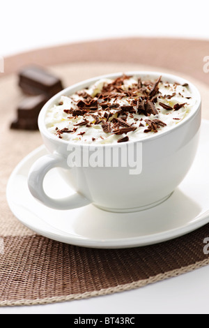 Tasse heißen Kakao mit rasierte Schokolade und Schlagsahne Stockfoto