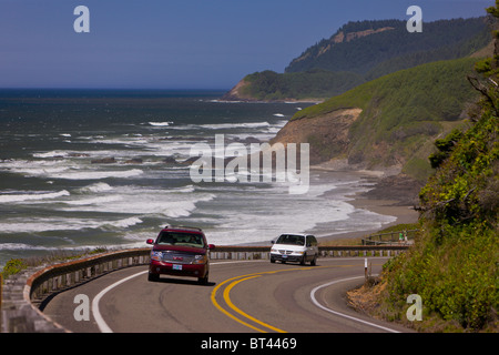 FLORENCE, OREGON, USA - Pkw-Verkehr auf der malerischen Route 101 auf zentrale Oregon Küste. Stockfoto