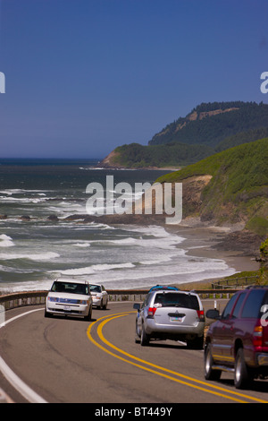 FLORENCE, OREGON, USA - Pkw-Verkehr auf der malerischen Route 101 auf zentrale Oregon Küste. Stockfoto