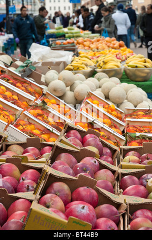 LONDON - Oktober 17: Obst-Stall in Bricklane Markt, der jeden Sonntag stattfindet. 17. Oktober 2010 in London, England. Stockfoto