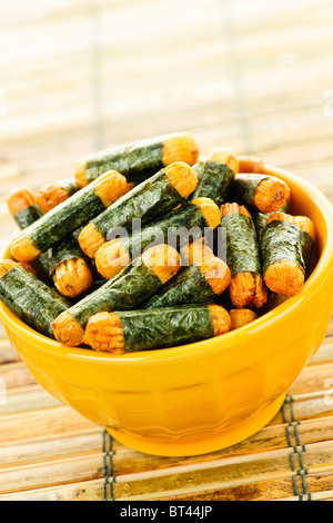 Schüssel mit japanischen Reis und Algen Cracker Nori Maki Stockfoto